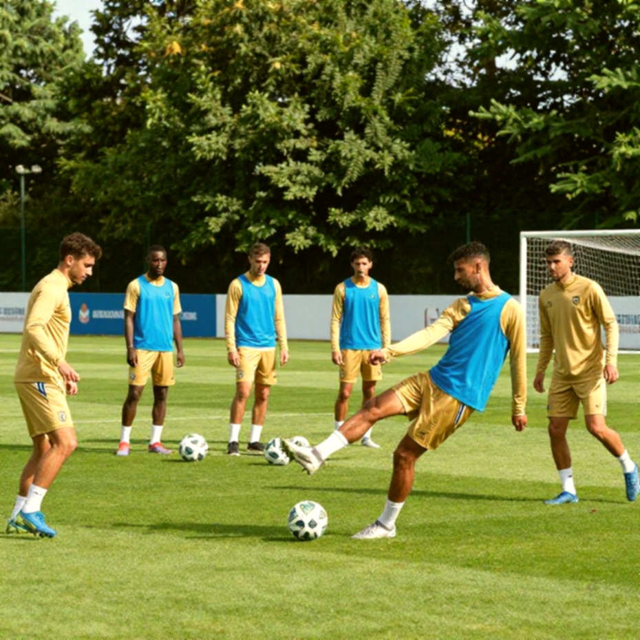Gakpo rời sân ở phút 17: khoảng trống Liverpool không kịp lấp trước Man City