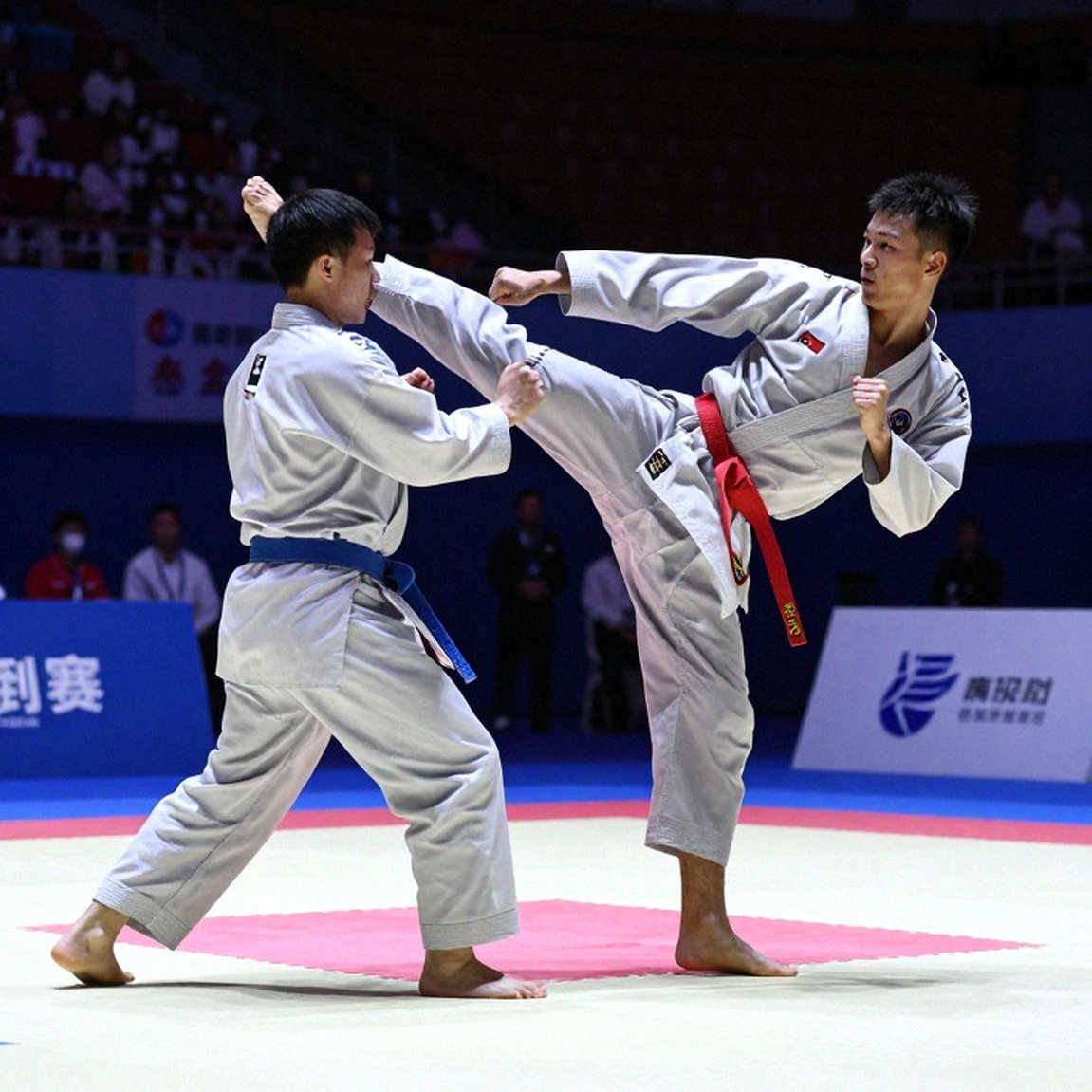 Raoni Barcelos nhập viện sau TKO hiệp 5: khi võ đài trả lại món nợ bằng một chiếc cáng