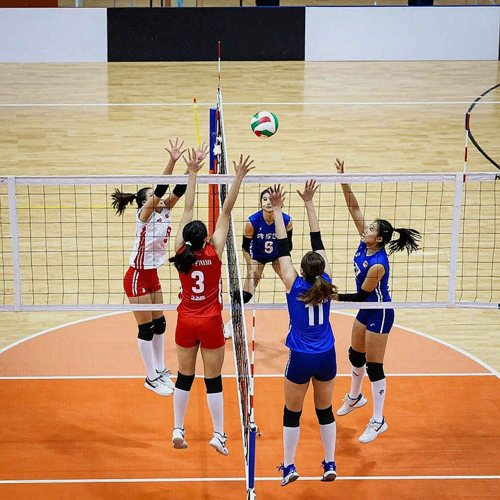 Nebraska Sweeps Creighton 3-0 and the 15,405 Attendance Record: When US Collegiate Women's Volleyball Rewrites Its Own Ceiling Nebraska Sweeps Creighton 3-0 and the 15,405 Attendance Record: When US Collegiate Women's Volleyball Rewrites Its Own Ceiling