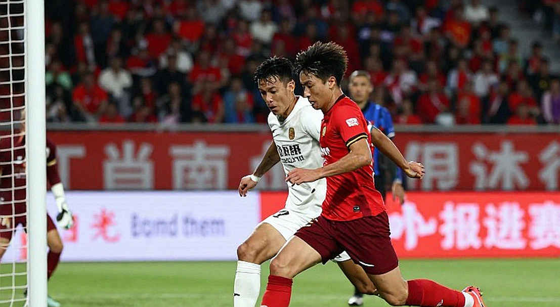 Cánh trái trống rỗng và tám cái tên: Manchester United trước bài toán nhân sự ở đêm châu Âu